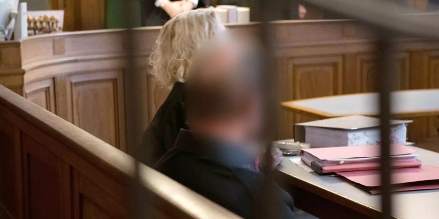 Frank Günther W. wartet in einem Saal des Amtsgerichtes auf den Beginn seines Prozesses.