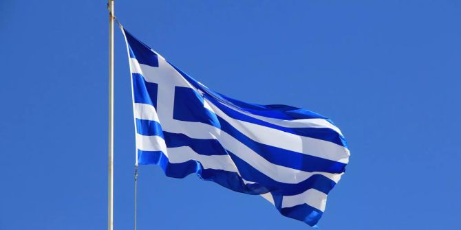 Die Flagge Griechenlands weht im Wind.