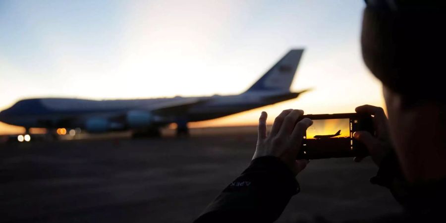 Ein Mitglied des Militärs fotografiert die Special Air Mission 41 bei Sonnenaufgang. Das Flugzeug wird den Sarg des ehemaligen Präsidenten George H. W. Bush nach Washington bringen.