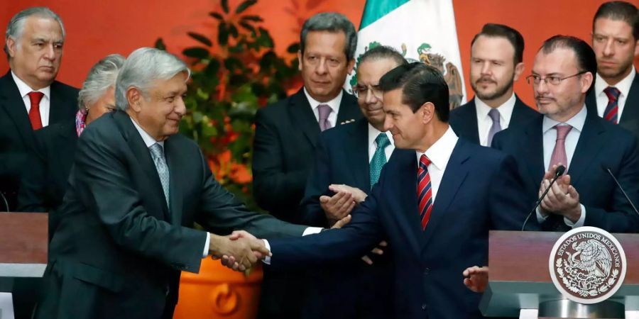 Der mexikanische Präsident Enrique Peña Nieto (r.) gratuliert dem früheren und ab dem 1. Dezember wieder amtierenden Präsidenten Andrés Manuel López Obrador (l.) zur seinem Wahlsieg während einer gemeinsamen Presskonferenz im Palacio National in Mexico City.