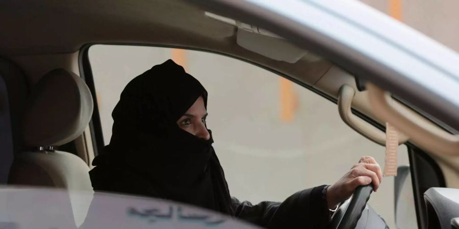 Frauen in Saudi-Arabien dürfen sich in fünf Monaten offiziell hinters Steuer sitzen.