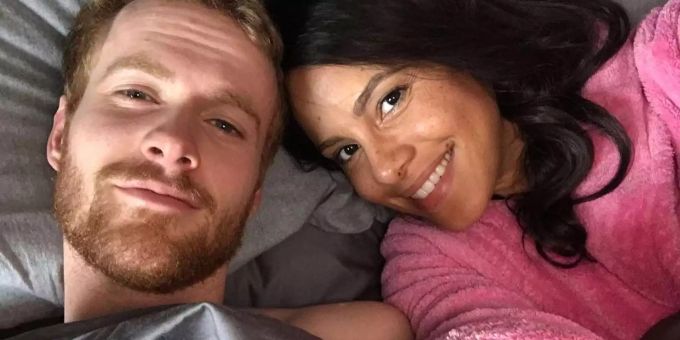 Gestatten: Das erste Bild von Harry und Meghan (als Filmfiguren) im Bett. Gestatten: Das erste Bild von Harry und Meghan (als Filmfiguren) im Bett.