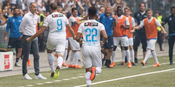 Michi Frey jubelt nach seinem 1:0 vor der Nase von YB-Trainer Hütter. Michi Frey jubelt nach seinem 1:0 vor der Nase von YB-Trainer Hütter.