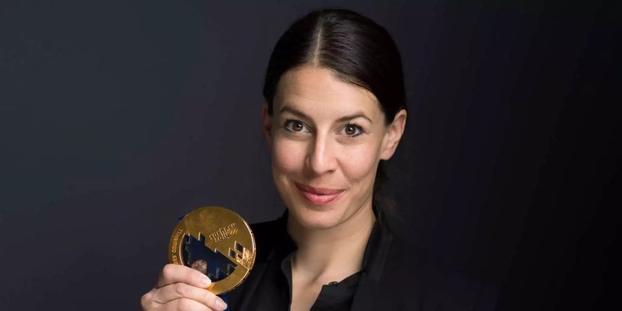 Dominique Gisin mit ihrer Abfahrts-Goldmedaille.