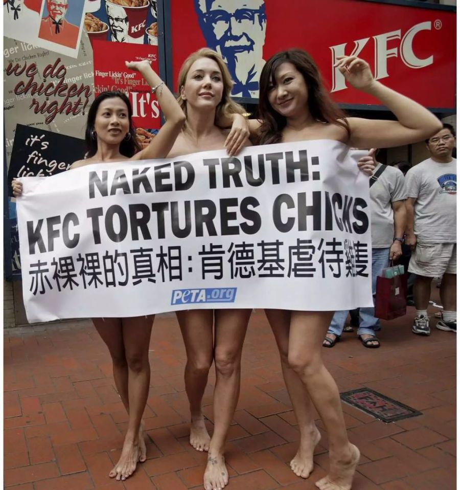 Die frittierten Pouletschenkel von KFC stehen immer wieder wegen den Produktionsbedingungen in der öffentlichen Kritik. Hier eine Protestaktion gegen KFC in Hong Kong.