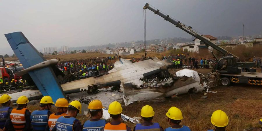 Flugzeug auf Flughafen von Kathmandu verunglückt