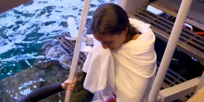 Zusammenbruch: Schweizerin Sara hält das Haifisch-Shooting nicht aus. Zusammenbruch: Schweizerin Sara hält das Haifisch-Shooting nicht aus.