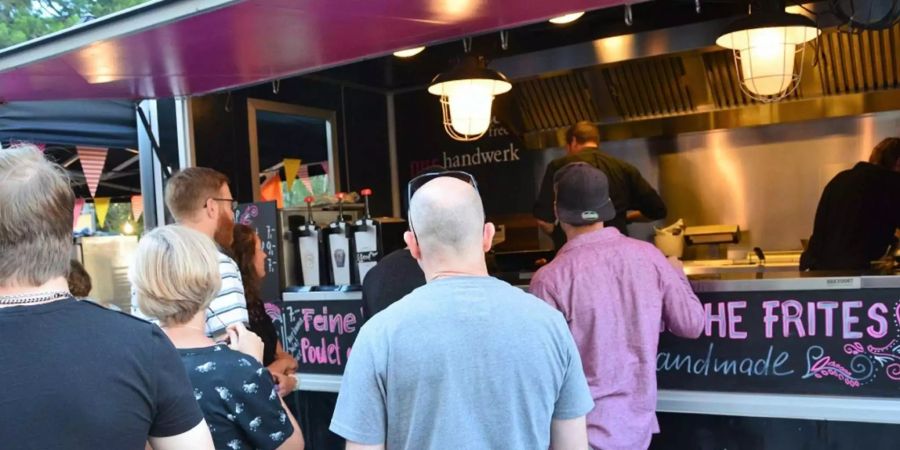 Wer die Wahl hat, hat die Qual: Am pur.streetfood präsentieren rund 30 Foodtrucks ihre Köstlichkeiten.