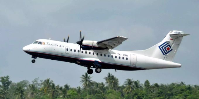 In einer indonesischen Maschine brach am Dienstag Panik aus. Ein schlechter Scherz mit Bombendrohung führte dazu, dass einzelne Passagiere aus dem Flugzeug fielen. In einer indonesischen Maschine brach am Dienstag Panik aus. Ein schlechter Scherz mit Bombendrohung führte dazu, dass einzelne Passagiere aus dem Flugzeug fielen.