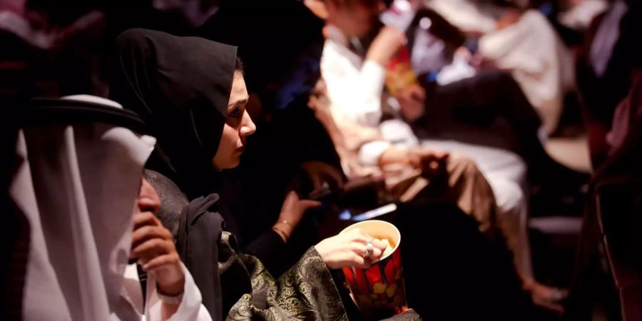 Frauen in Saudi-Arabien schauen einen Film im ersten eröffneten Kino seit 35 Jahren.