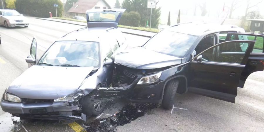 Aus unbekannten Gründen gelangte eines der Autos auf die Gegenfahrbahn.