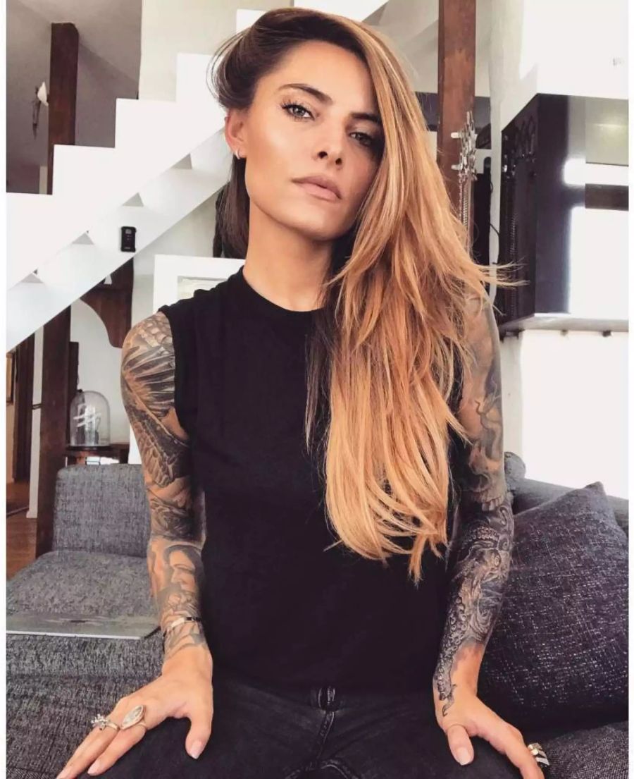 Model Sophia Thomalla macht sich über das Pseudo-Hippiefestival lustig.