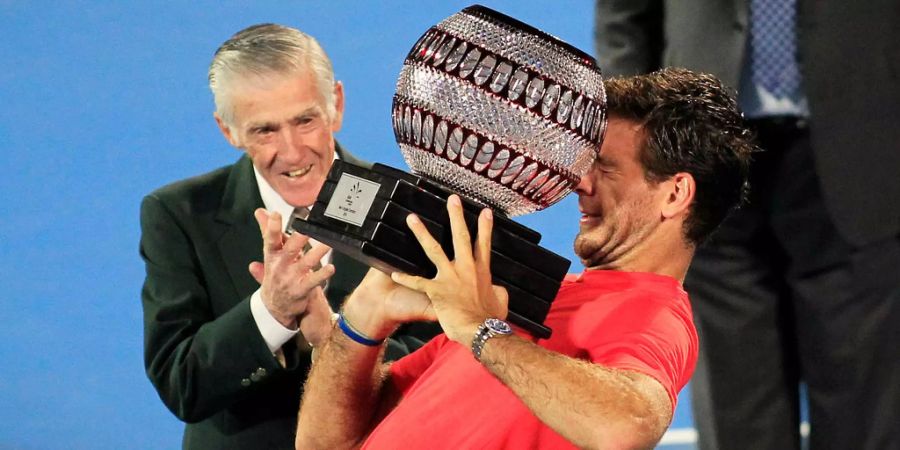 2014 übergibt Ken Rosewall in Sydney (AUS) eine Trophäe an den Argentinier Juan Martin Del Potro.