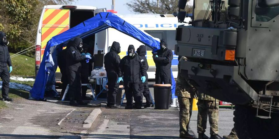 Polizisten und Soldaten ziehen Schutzanzüge an, um weitere Untersuchungen im Fall eines Giftanschlags auf den Ex-Doppelagenten Skripal vorzunehmen.