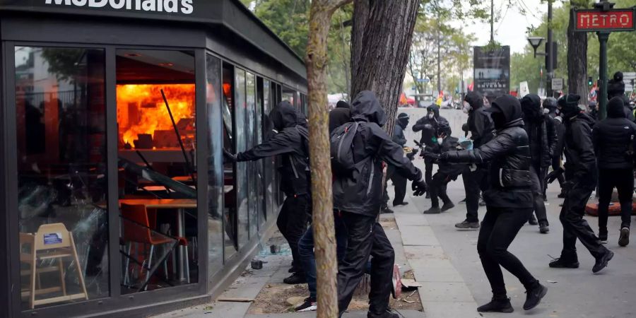 Rund 1200 vermummte Personen versammelten sich auf der Demonstrationsroute.