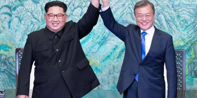 Kim Jong Un und Moon Jae In an der Grenze zwischen Nord- und Südkorea. Kim Jong Un und Moon Jae In an der Grenze zwischen Nord- und Südkorea.