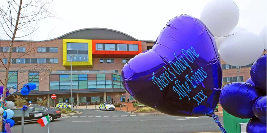 Ein an Alfie Evans (†) gewidmeter Ballon in Herzform.