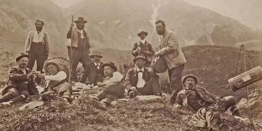 Bildlegende Aufmacher: Kleine Pause beim Probensammeln: Botaniker haben schon Anfang des 20. Jahrhunderts die Pflanzenarten in den Alpen aufgezeichnet. In sogenannten Botanisiertrommeln (rechts im Bild) haben sie die Pflanzenproben transportiert. Bild: ETH Bildarchiv