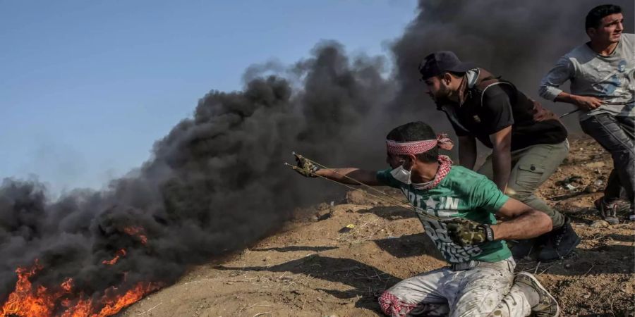 Palästinensische Demonstranten am Montag an der Gaza-Grenze.