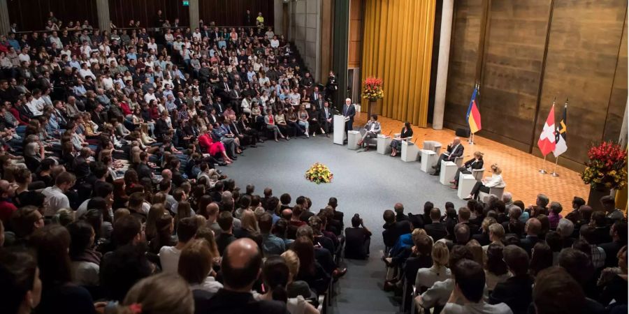 Steinmeier hält an der Uni Fribourg eine Rede.