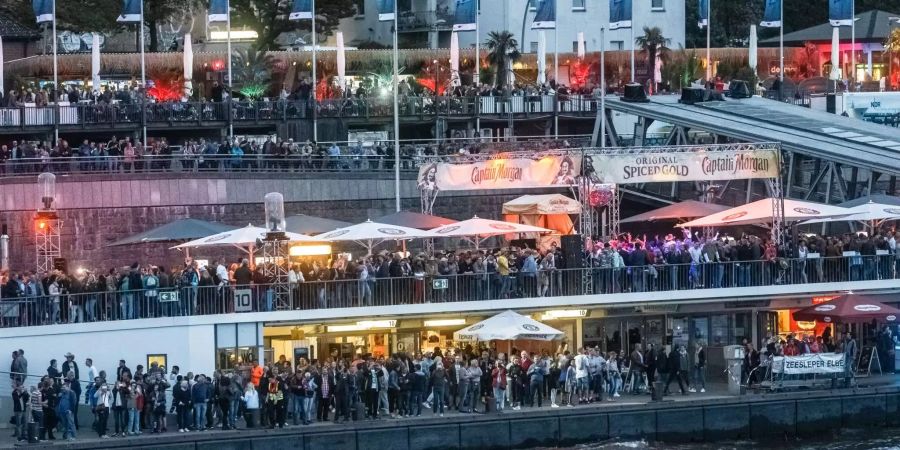 Rund 1,3 Millionen Menschen feiern den 829. Geburtstag des Hamburger Hafens.