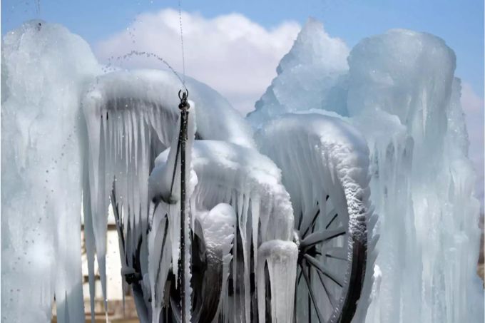 Am Dienstag nimmt der Brunnen seine Funktion als Wasserspender auf den Grande-Places in Fribourg wieder auf. Am Dienstag nimmt der Brunnen seine Funktion als Wasserspender auf den Grande-Places in Fribourg wieder auf.