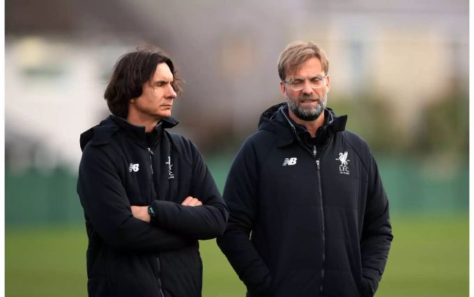 Nach der 5:2-Gala in der Champions League gegen Rom muss Liverpool einen Rückschlag in Kauf nehmen: Gegen Abstiegskandidat Stoke gibts nur ein 0:0. Und: Jetzt hat Trainer Jürgen Klopp auch noch Zoff mit seinem langjährigen Assistenten Zeljko Buvac. Konsequenz: Buvac nimmt bis Ende Saison eine Auszeit. Nach der 5:2-Gala in der Champions League gegen Rom muss Liverpool einen Rückschlag in Kauf nehmen: Gegen Abstiegskandidat Stoke gibts nur ein 0:0. Und: Jetzt hat Trainer Jürgen Klopp auch noch Zoff mit seinem langjährigen Assistenten Zeljko Buvac. Konsequenz: Buvac nimmt bis Ende Saison eine Auszeit.