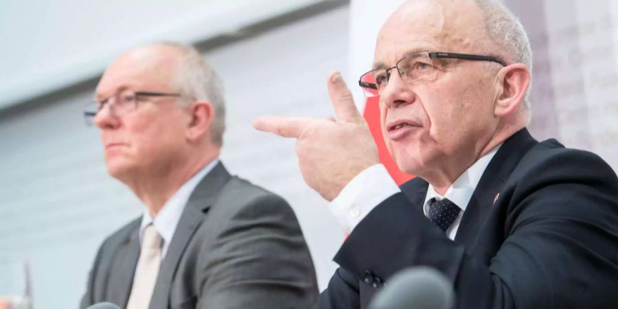 Adrian Hug (l.), Direktor der Eidgenössischen Steuerverwaltung und Bundesrat Ueli Maurer, Vorsteher des Eidgenössischen Finanzdepartements.