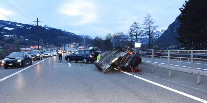 Der umgekippte Autoanhänger. Der umgekippte Autoanhänger.