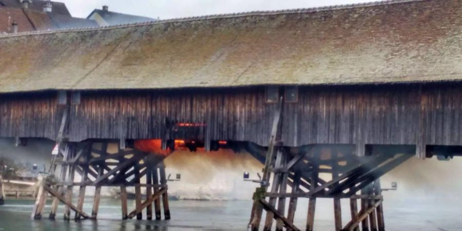 Der Brand an der Oltener Holzbrücke verursachte Schäden in der Höhe von mehreren hunderttausend Franken.