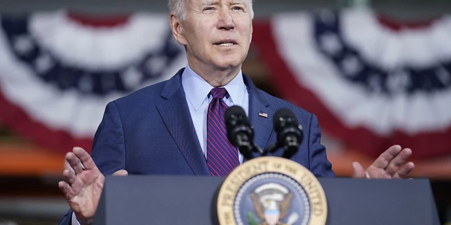 US-Präsident Joe Biden hat ein Gesetz unterzeichnet, das die Lieferung von Rüstungsgütern an die Ukraine erleichtert. Foto: Andrew Harnik/AP/dpa