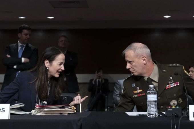 Avril Haines im Gespräch mit Scott Berrier in einer Senatsanhörung während dem Ukraine-Krieg. Ukraine Krieg