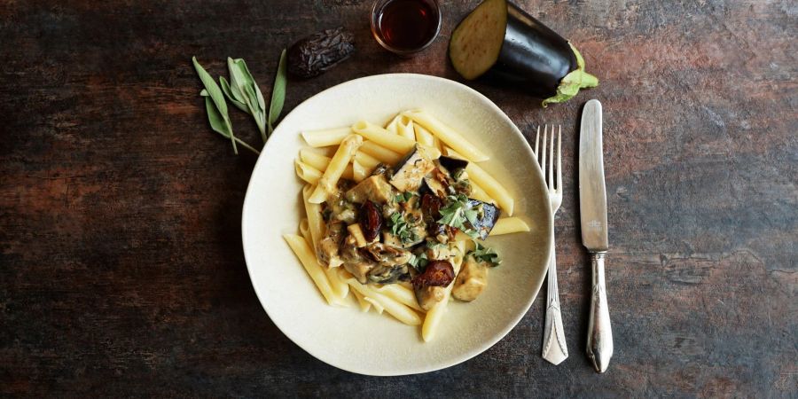 Die cremige Auberginen-Sauce wird mit einer kräftigen Note von frischen Salbei-Blättern zubereitet.