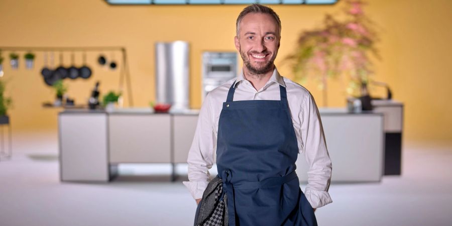 Der Satiriker Jan Böhmermann steht in der Kulisse der ZDFneo-Koch-Talk-Show «Böhmi brutzelt».