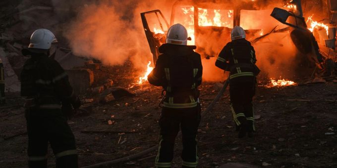 Feuerwehrleute löschen in Mykolajiw einen Brand nach russischem Beschuss. Feuerwehrleute löschen in Mykolajiw einen Brand nach russischem Beschuss.