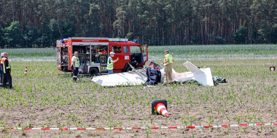 Die Trümmer eines Kleinflugzeug, das im Landeanflug auf den Flugplatz bei Gauchsdorf abgestürzt ist.