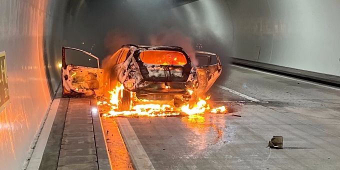 Das Fahrzeug brannte völlig aus. St. Gallen