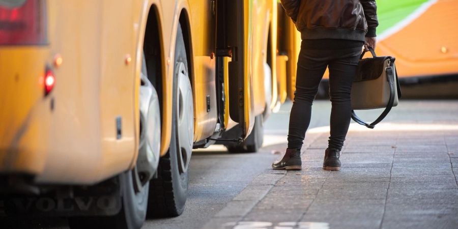 Fährt der Bus ewig nicht los, kann man Geld zurückbekommen. Zwei Stunden müssen sich Reisende dafür aber schon gedulden.