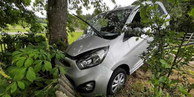 Die Autofahrerin musste durch den Rettungsdienst mit mittelschweren Verletzungen ins Spital gebracht werden.