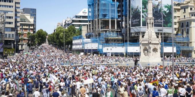 Mehrere tausend Menschen demonstrieren in Madrid gegen das Nato-Treffen. Madrid