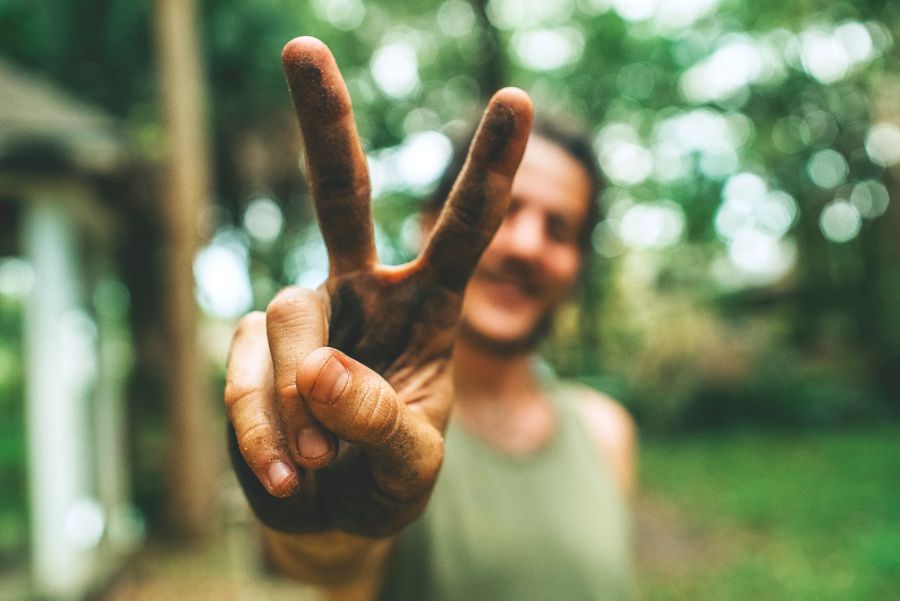 Mann macht Peace-Zeichen
