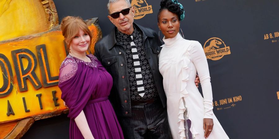 Die Schauspieler Bryce Dallas Howard (l-r), Jeff Goldblum und DeWanda Wise bei der Premiere in Köln.