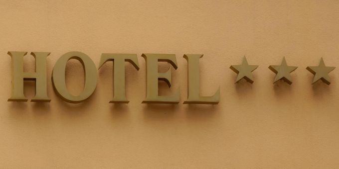 Auf dem Online-Portal hui, innen und in echt ... wie? Hotel Sterne drei Fassade