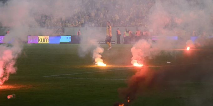 Kurz vor Spielende musste die Relegationspartie zwischen Dresden und Kaiserslautern unterbrochen werden. Relegation