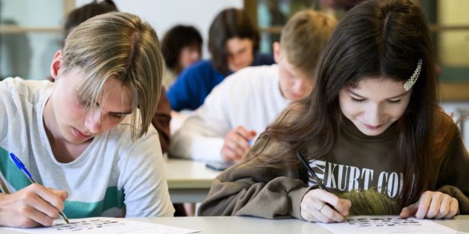 Viele Kinder und Jugendliche, die aus dem Ukraine-Krieg geflüchtet sind, gehen inzwischen in der Schweiz zur Schule (Symbolbild). Ukraine Krieg