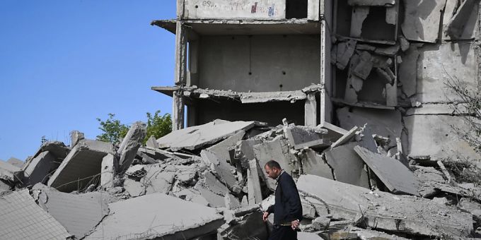 Ein Anwohner geht an einem durch russischen Beschuss zerstörten Haus vorbei. Foto: Andriy Andriyenko/AP/dpa Ein Anwohner geht an einem durch russischen Beschuss zerstörten Haus vorbei. Foto: Andriy Andriyenko/AP/dpa