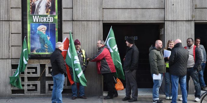 Mitglieder der Gewerkschaft RMT stehen bei einem Streik zusammen. Mit Notfallplänen rüstet sich die Wirtschaft für einen möglichen Grossstreik bei der britischen Bahn. Bahngewerkschaft RMT