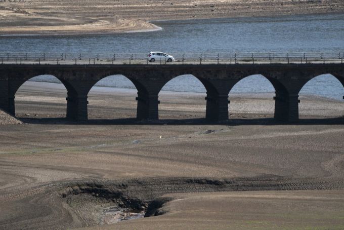 Ein Auto überquert eine Brücke am Woodhead Reservoir in West Yorkshire, England. hitze grossbritannien