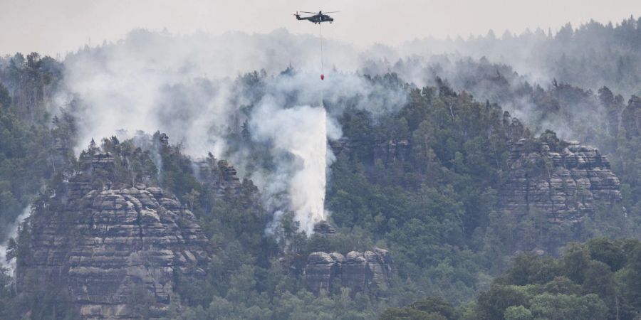 Hubschrauber der Bundeswehr unterstützen die Löscharbeiten in der Sächsischen Schweiz.