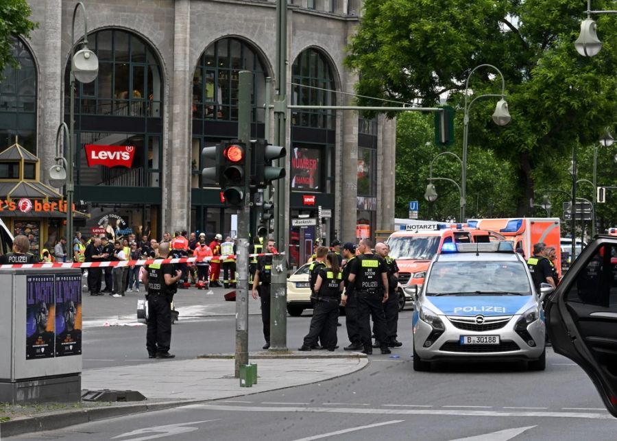 Viele Polizisten und Rettungskräfte sind vor Ort.